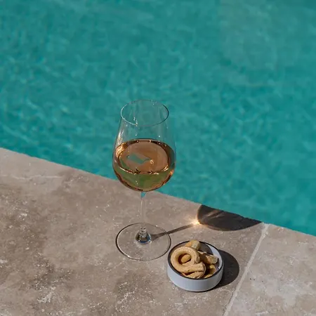 Marcelle En Camargue - Intra Muros - Piscine Et Jardin - Petit Dejeuner Compris